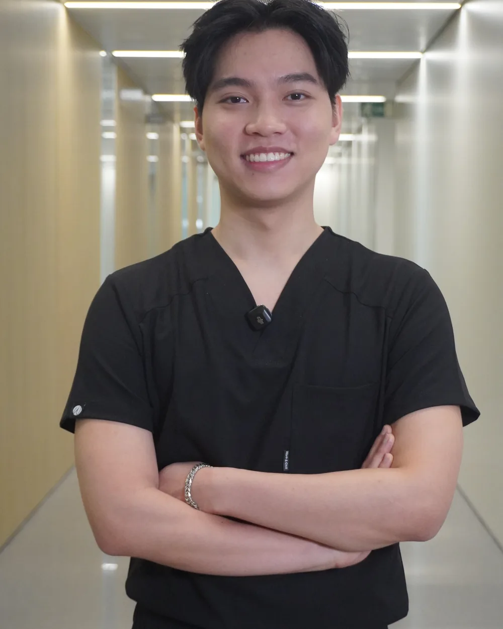 Kevin A. Zhong 营养师在巴拿马城 The Panama Clinic 的走廊