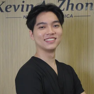 Retrato del Lic. Kevin A. Zhong en su consultorio de Ciudad de Panamá