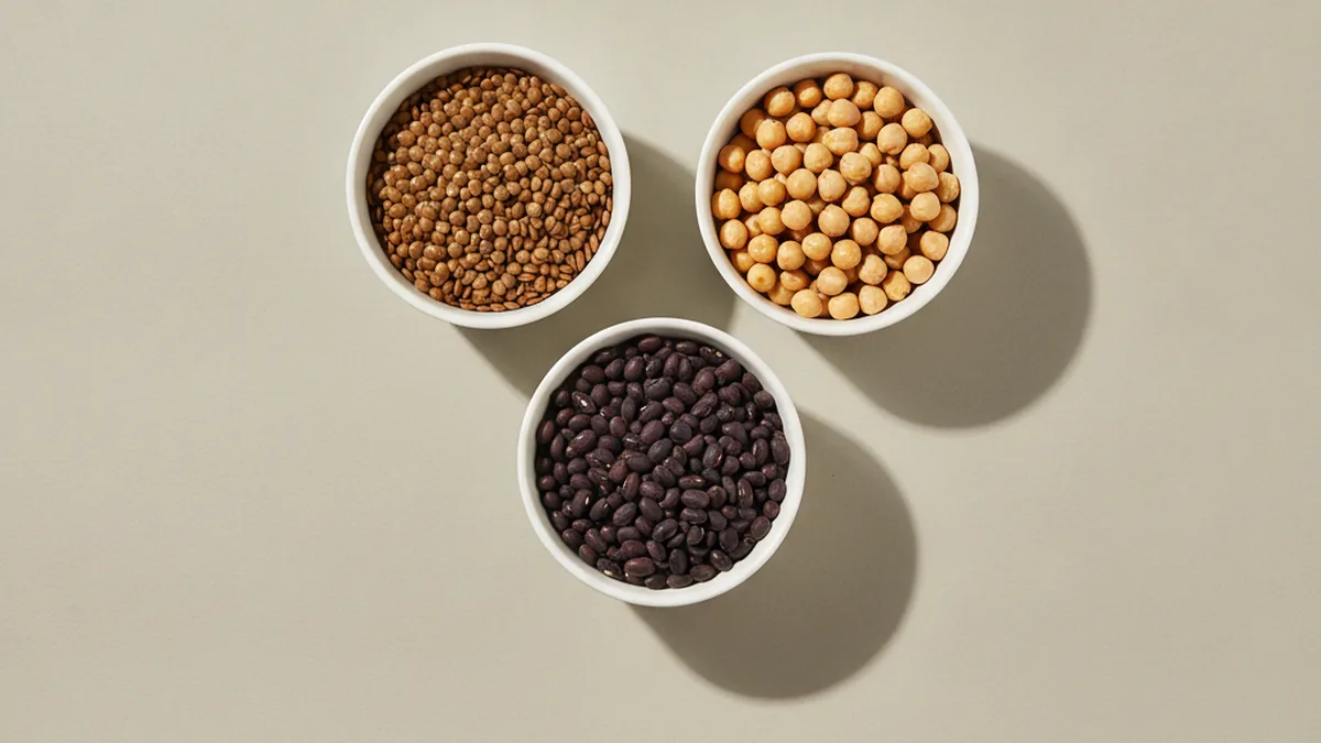Cuencos con lentejas, garbanzos y frijoles negros crudos